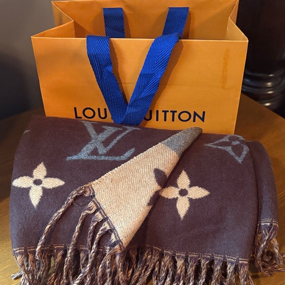 Louis Vuitton scarf - Picture 9 of 9